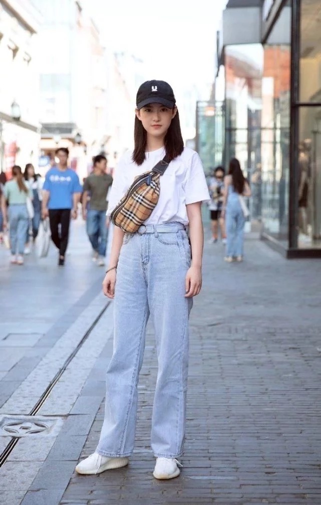 街拍:爱逛街的美女,无论成熟还是清新,都彰显出美丽与个性