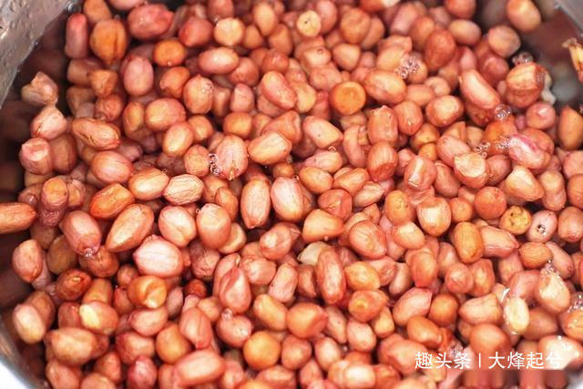炸好花生米、直接撒盐是错的！饭店常用这1招，花生香脆久放不潮