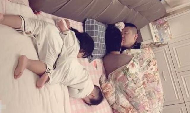 孩子|“佛系夫妻”睡姿火了,夫妻恩爱孩子随意睡,网友:孩子是意外