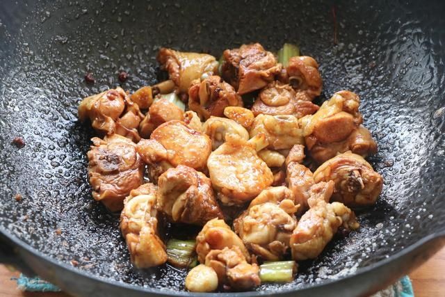 冬吃萝卜夏吃姜,加上3个鸡腿炖一锅,就是一道百吃不腻的好菜