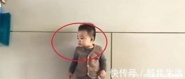 犯错|1岁宝宝犯错被“罚站”,无辜卖萌的样子,让妈妈瞬间就心软了