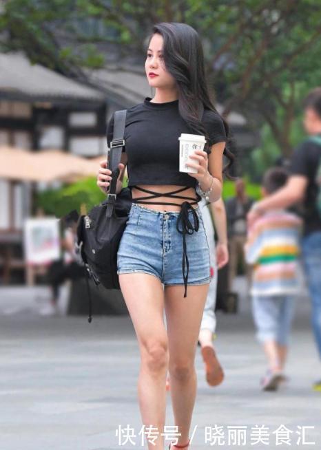 为了让身材更苗条,小姐姐把黑绳子系在了腰上