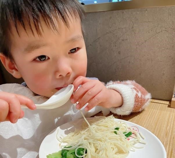 脾胃|爱积食的娃是因面条吃多了?医生:给娃消积食,4种食物或要少吃