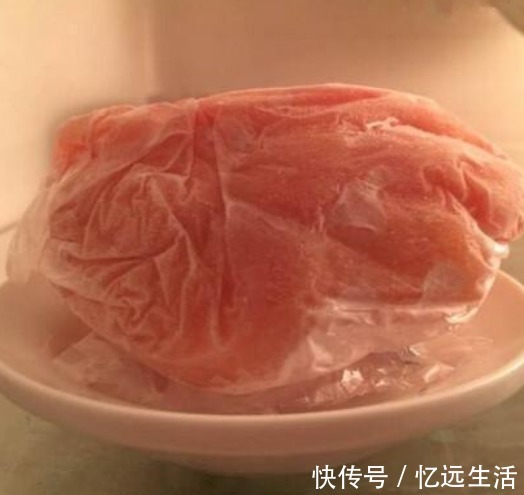 猪肉|冻肉别再用冷水泡，老屠夫教你2个技巧，快速解冻，和鲜肉一样嫩