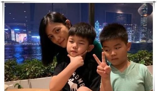 小宝|“吃醋宝宝”走红,只因妈妈多抱了一会姐姐,网友太委屈