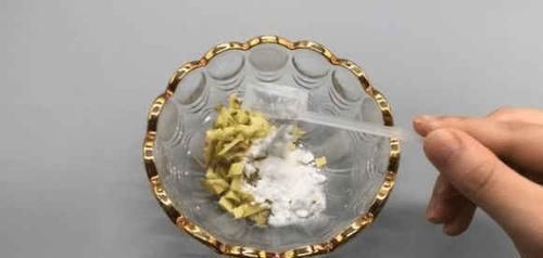 把生姜放进小苏打,真是实用,解决了男男女女一大烦恼,立马学学