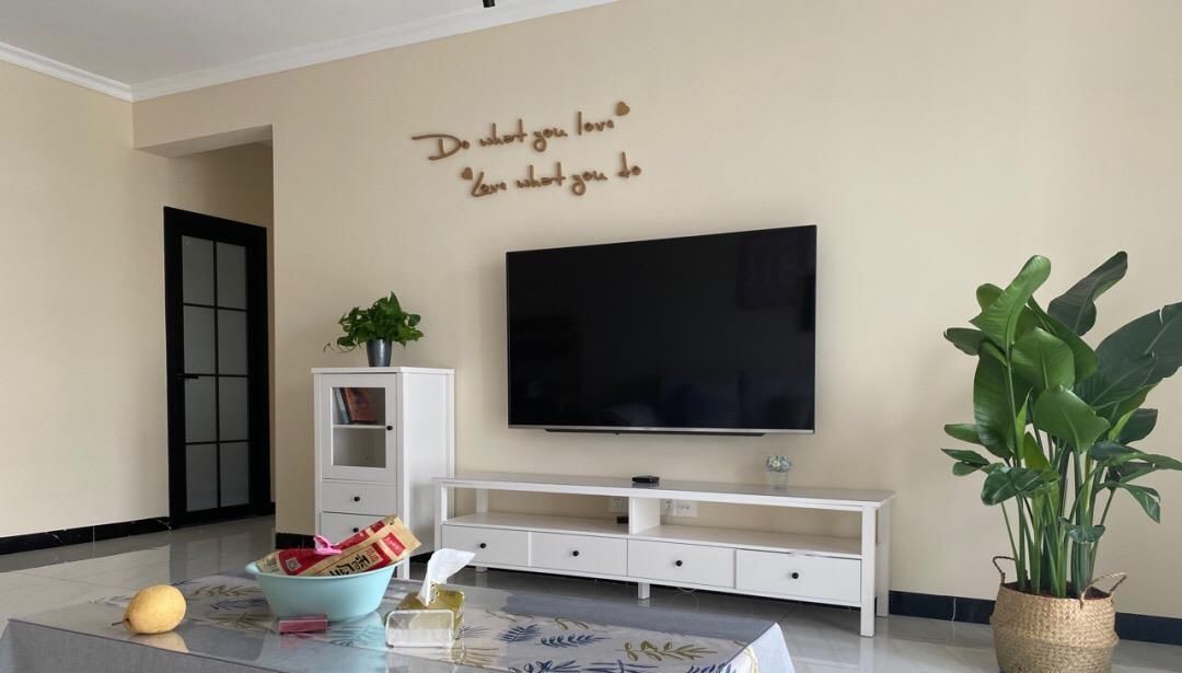 人家里|越來越多人不做吊頂,不做電視墻,看看她家裝修,簡約又漂亮