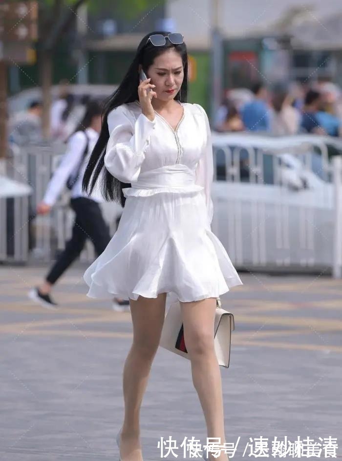 飘逸|成熟女性独具风韵,再搭配飘逸的纯白连衣裙,更添优雅精致