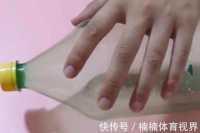 把插板放进塑料瓶里，解决了大家都困扰的一个难题，学会受用一生