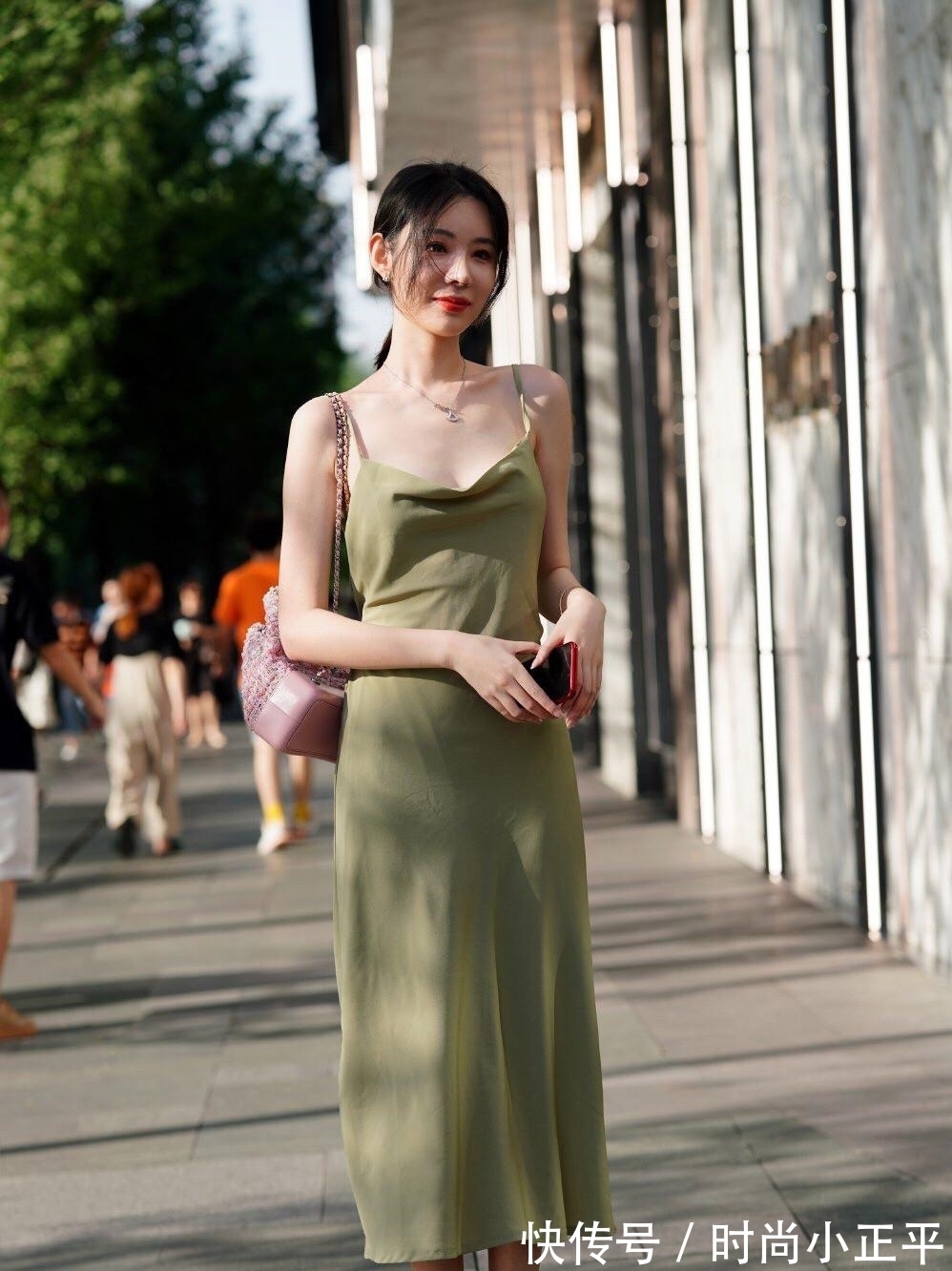 美女|裙子美女穿得太宽松了，到底是揭短，还是展现魅力？