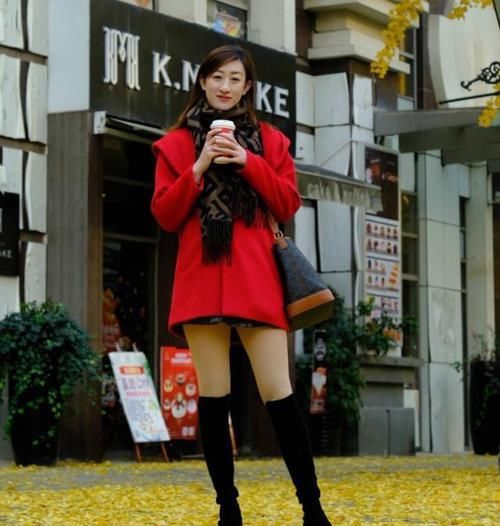 新年火了一种穿搭，叫“红大衣+裙子”，洋气显白，2021穿它准美