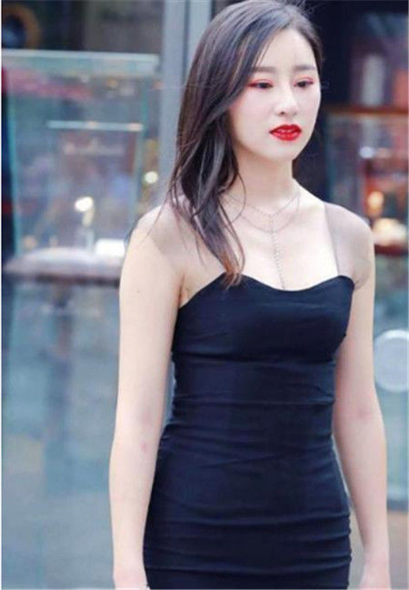 美女 身材苗条的美女,一身休闲的穿搭,秀气又端庄