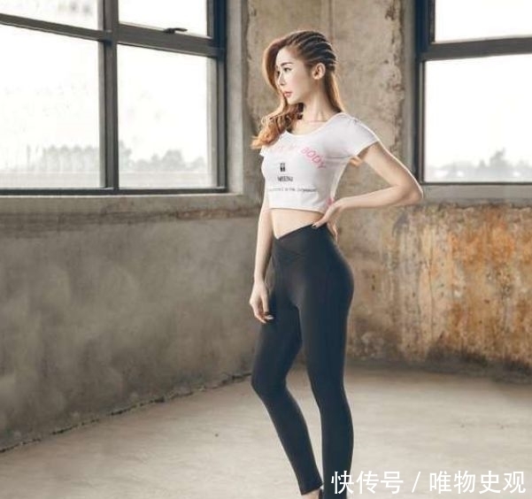 女人|丰盈窈窕的紧身打底裤小姐姐,大秀粉嫩肌肤,尽显成熟女人韵味