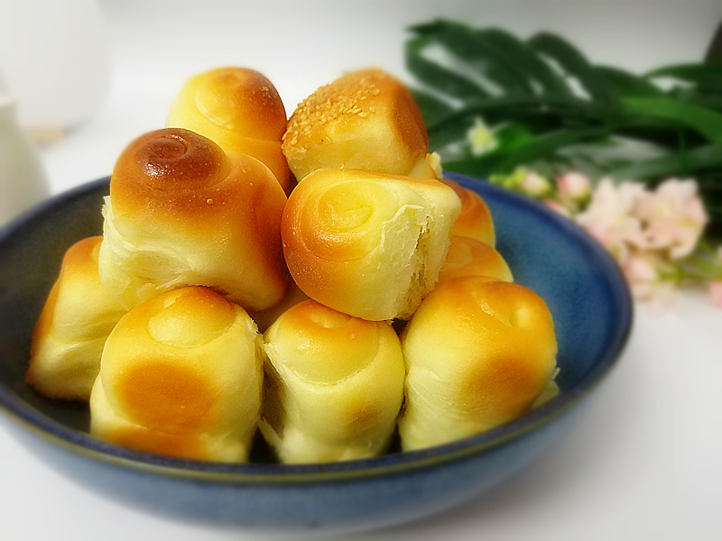 这种烤制的一次发酵小馒头,我隔三差五就做,每次做都会被吃光光