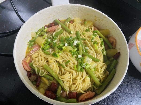 简单快手又下饭的豆角焖面吃起来那叫一个香