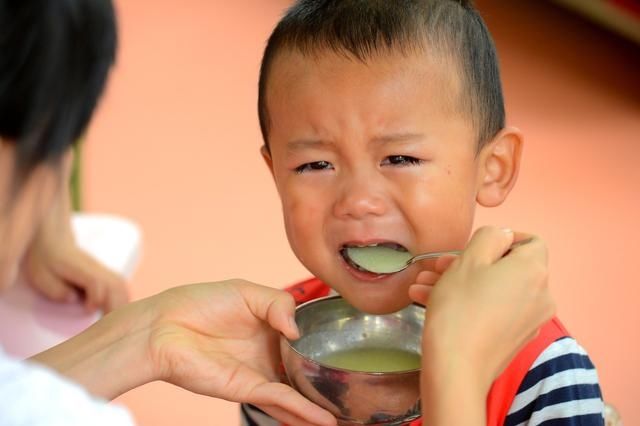 错误方式|不想带“废”孩子，家长再也不能这样教孩子吃饭，牢记吃饭3法则