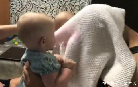 表情|爸爸剪掉长胡子戏弄宝宝,1岁双胞胎姐妹看到后,表情笑翻网友