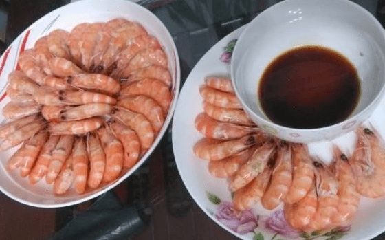 挑虾线别只会用牙签,学渔民这样做,1秒一个,简单易学又实用