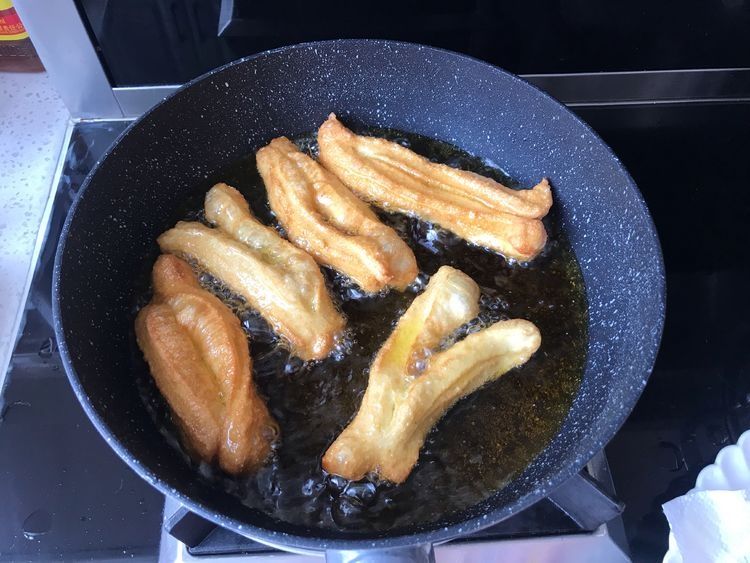 想吃油条不用出去买，自己在家也能做，蓬松酥脆还省钱