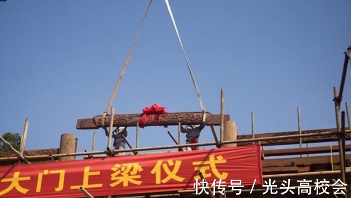 金华一新房上梁仪式现场出现奇特一幕,众人举渔网等候:接红包雨