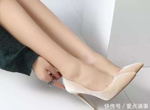 细跟鞋融入经典时尚元素，彰显出不一样的潮流范儿！