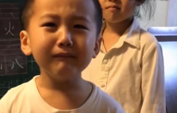 弟弟|姐弟俩打架,弟弟向妈妈告状,妈妈要惩罚姐姐,弟弟却哭着说不要