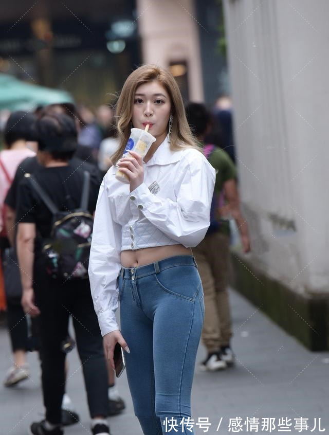 小腹 白色短款制服衬衫配灰色打底裤,制服和衬衫的区别一眼就能看出来!