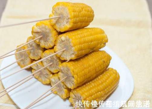煮玉米,只放清水是错的,多放2样东西,玉米香甜软糯,更好吃