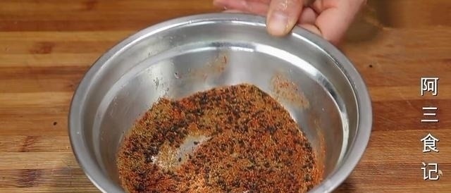 花生米最好吃的做法，加2个鸡蛋，太香了，我家一周吃3次，超解馋