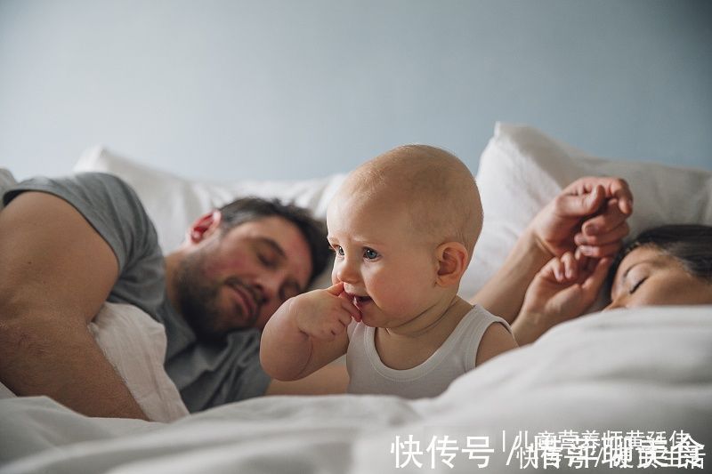 孩子|宝宝夜醒,宝妈立马跑过去安抚,这样是对的吗?正确做法是这样!
