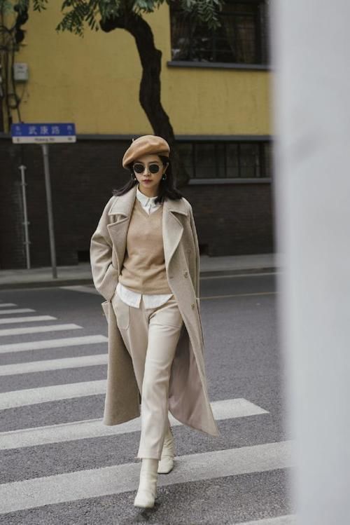 今冬,火了一款裤子叫:毛呢裤,配大衣气质又高级,谁穿谁好看