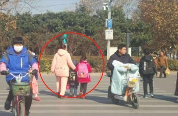 睡衣|家长穿睡衣接娃,孩子“无脸见人”,网友:一点肉没露,丢啥人?