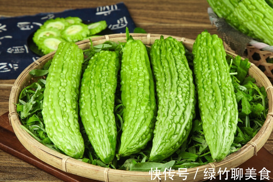 颜色|买苦瓜，选直的还是弯的学会3个技巧，苦瓜苦味清淡，也不涩