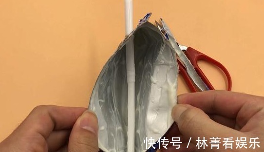 吸管|今天才知道，酸奶还有一个小机关，难怪喝不干净，奶盖都白舔了