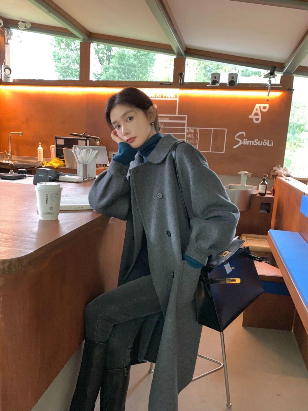 优雅|这个秋天熟女都爱穿“大衣+高领衫”,优雅知性,关键还很保暖