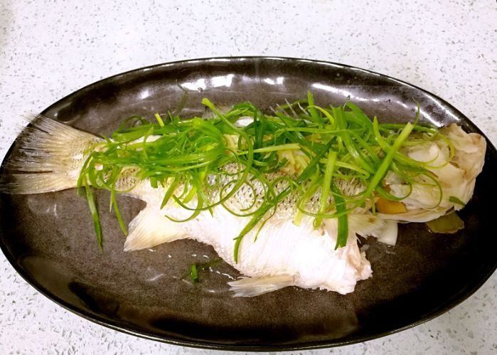 做清蒸鱼，有人加生抽，有人用蒸鱼豉油，大厨都加它，肉鲜嫩不腥