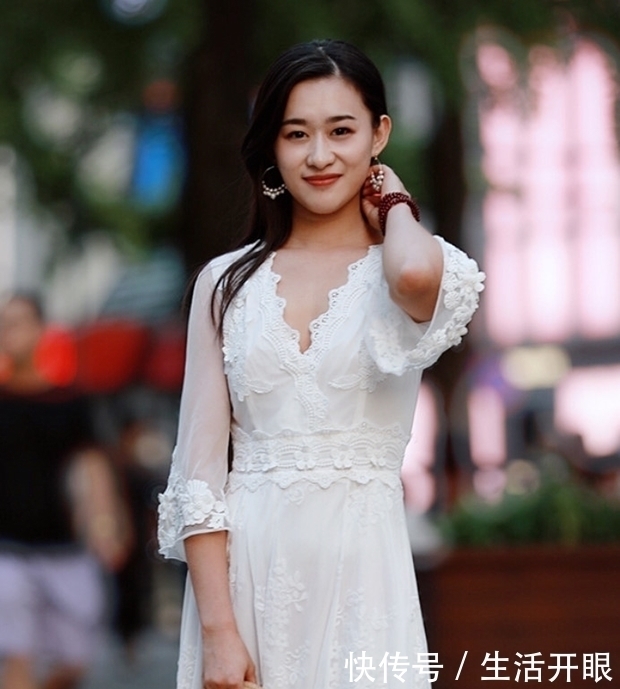穿搭|街拍:时髦长裙美女,图5搭配吊带裙显出气质!