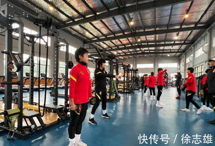 男足|国足直呼不信谣不传谣?女足夺冠只歇1天!男足休息5天竟还没训练