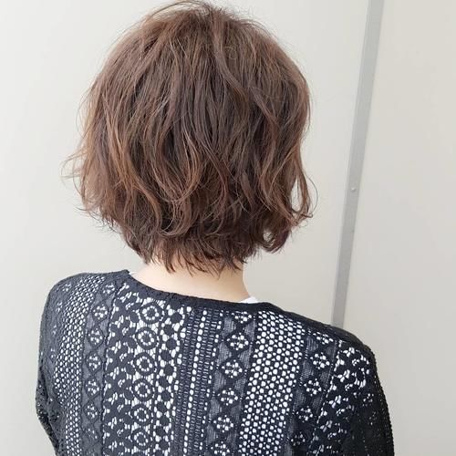 女人40岁，发型这样剪，利落时尚显年轻