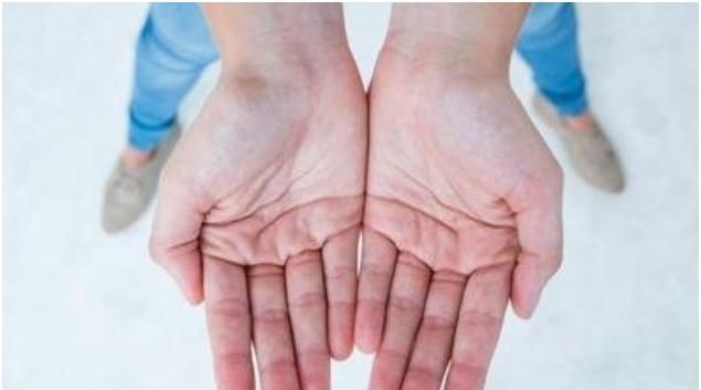 老中医|老中医献方:手脱皮不要再撕了,1味中药煮水,洗一洗就好了!