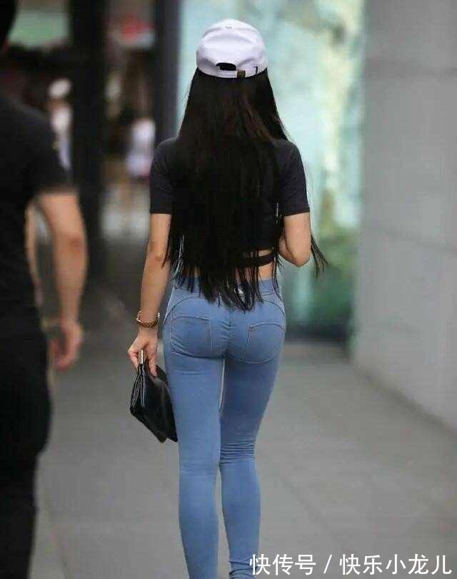 搭配 高腰紧身打底裤搭配紧身黑色短款上衣,运动休闲,焕发生机