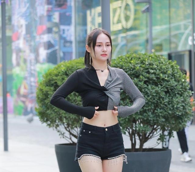 拼接|黑灰拼接长袖雪纺衫,搭配墨染流苏短裤,展现个性和潮流