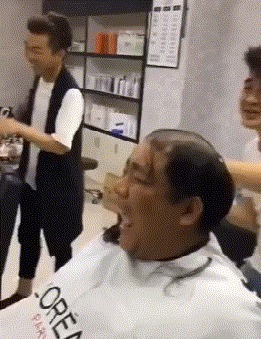 |搞笑GIF：哎呀，镜子里的帅哥是谁啊，太帅了吧，哈哈