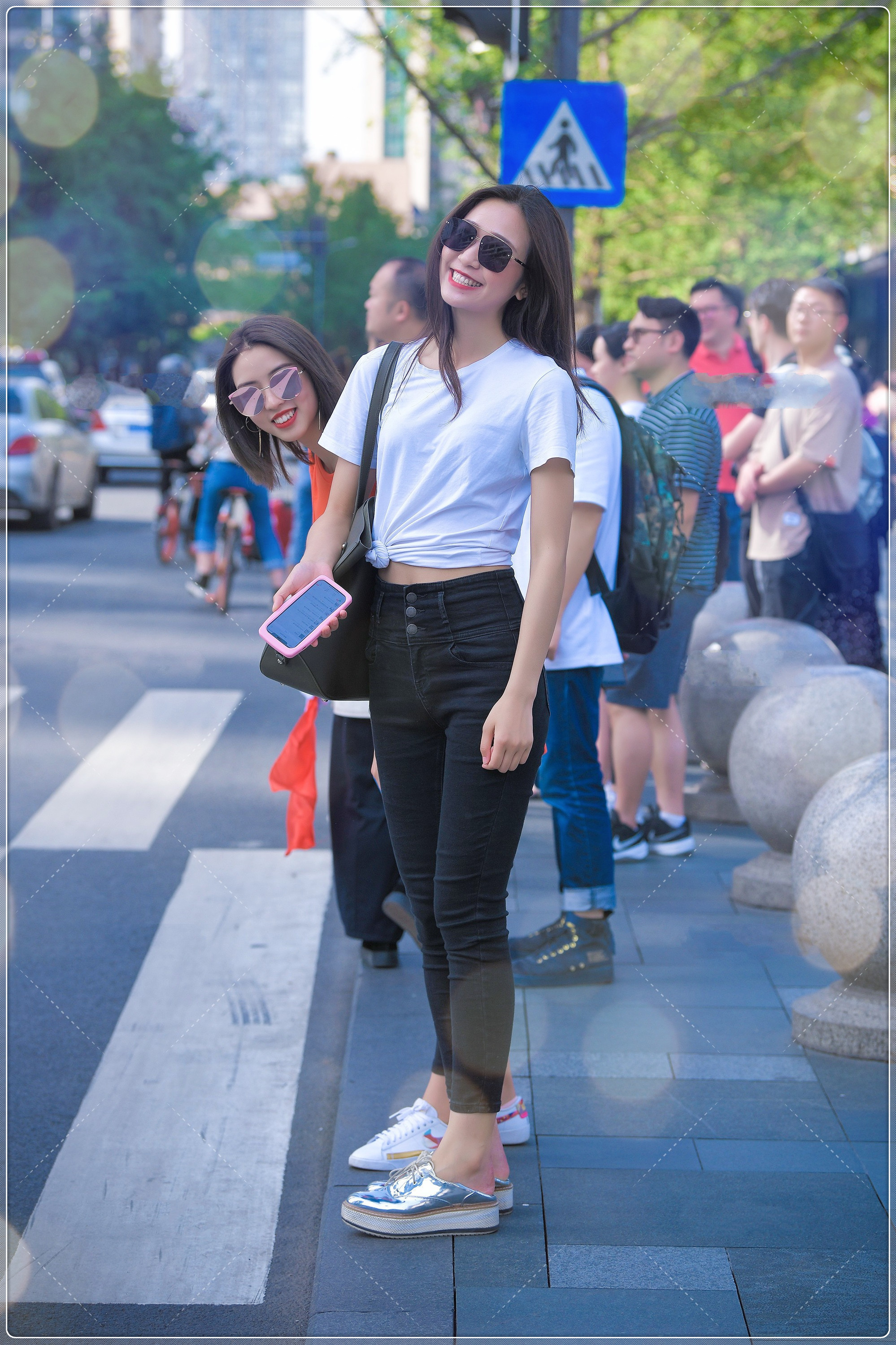 街拍黑+白经典配色,将简单的搭配,穿出与众不同