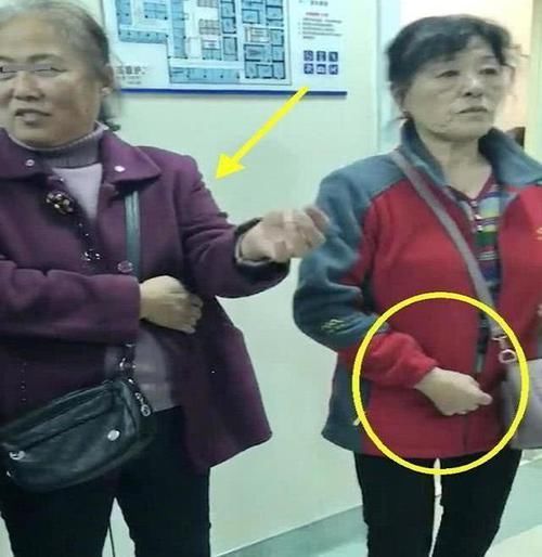 分娩|孕妈分娩,产房外亲妈和婆婆的表情一目了然,网友:亲妈才是真爱