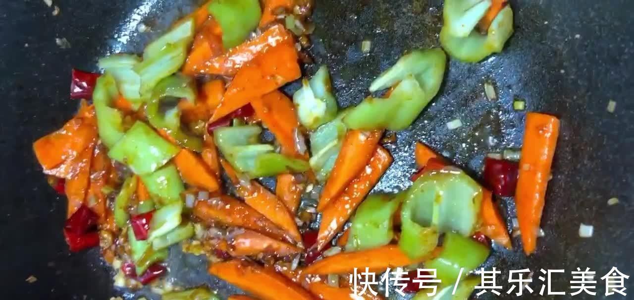 炒鲜蘑,鲜嫩爽滑鲜美入味,营养物质易被人体吸收,吃着比肉都香