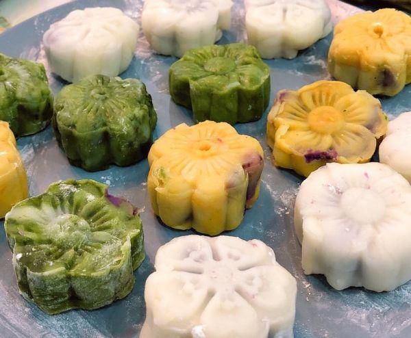 这么好吃的冰皮月饼。紫薯馅做法，现在知道还不晚！