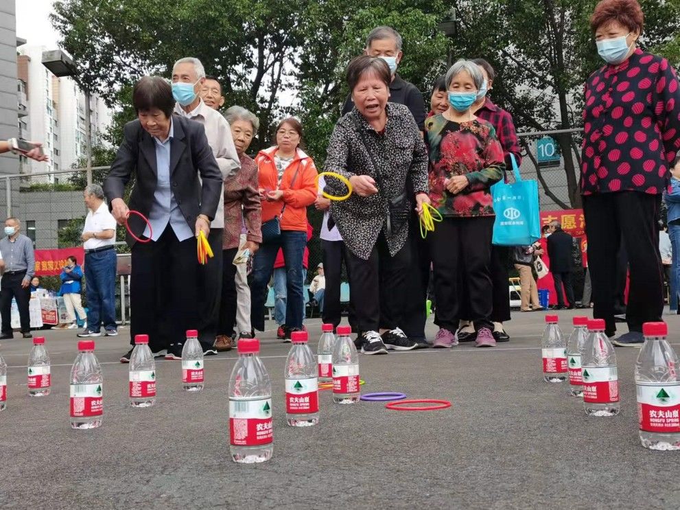 李奶奶|接沙包、夹弹珠、传乒乓球……市区这里的老人们玩嗨了