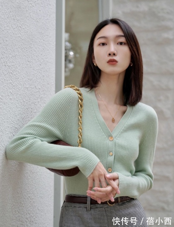 条纹衫 春天不一定穿衬衫才好看,穿针织衫搭配半身裙,裤子照样时髦高级