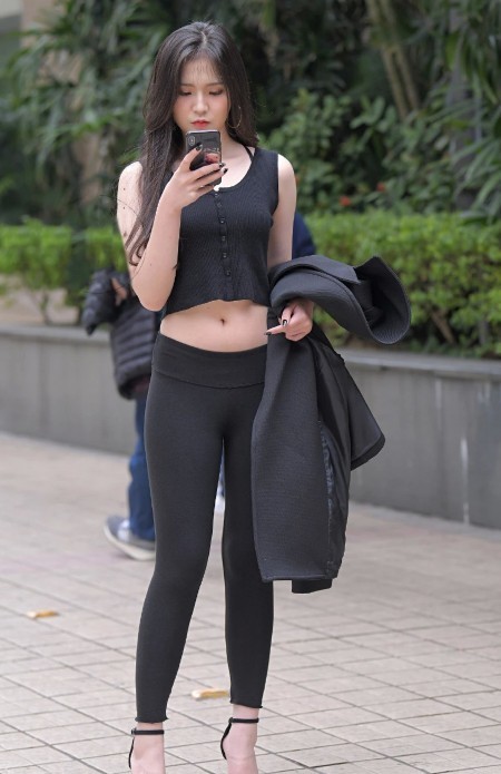 美女|长发披肩的美女，身材苗条有致，好像美腿也太细了